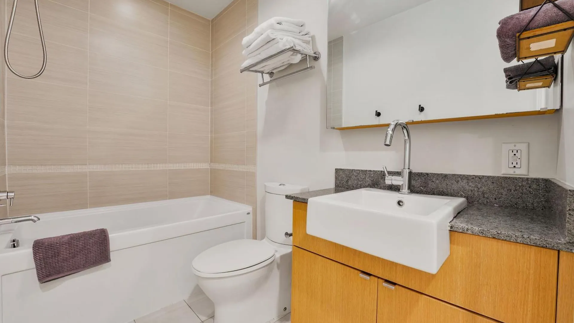 New Listing! Stellar 2 Bedroom Duplex In The Heart Of Downtown With Fireplace Vancouver