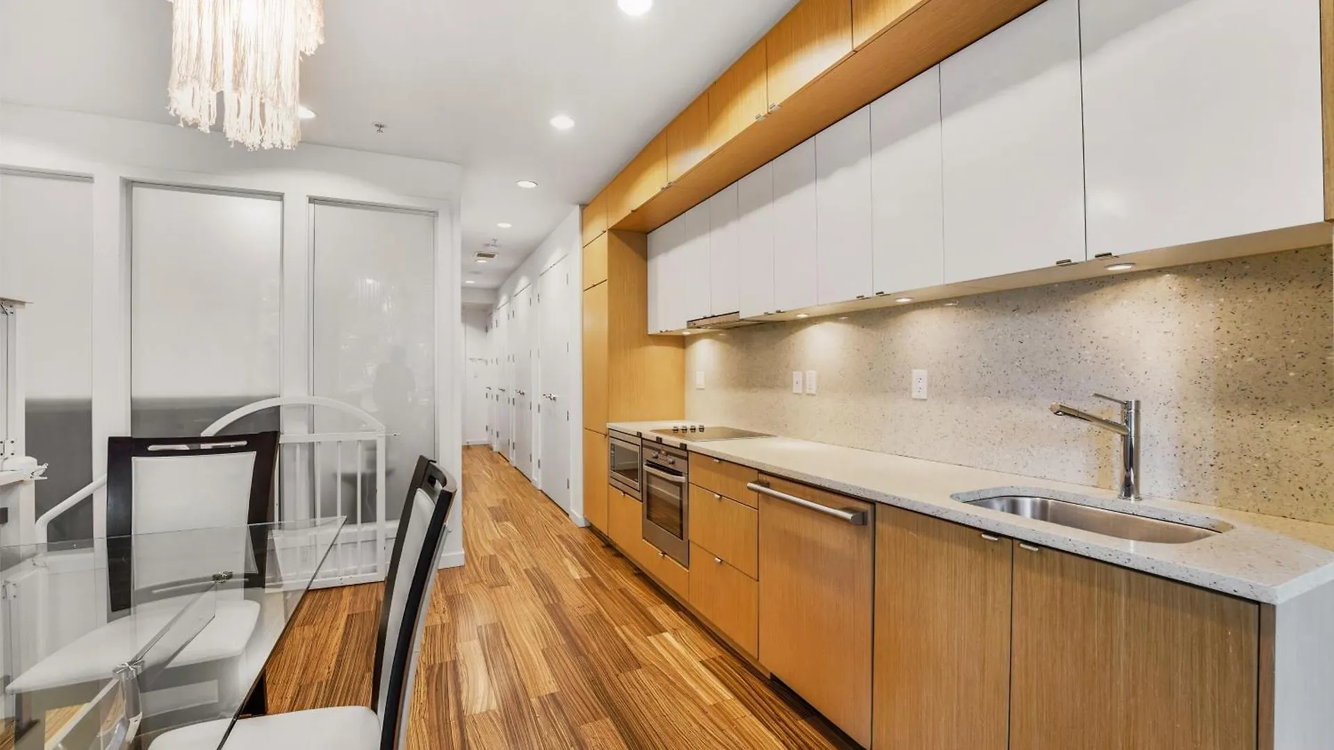 New Listing! Stellar 2 Bedroom Duplex In The Heart Of Downtown With Fireplace Vancouver 0*,  Canadá