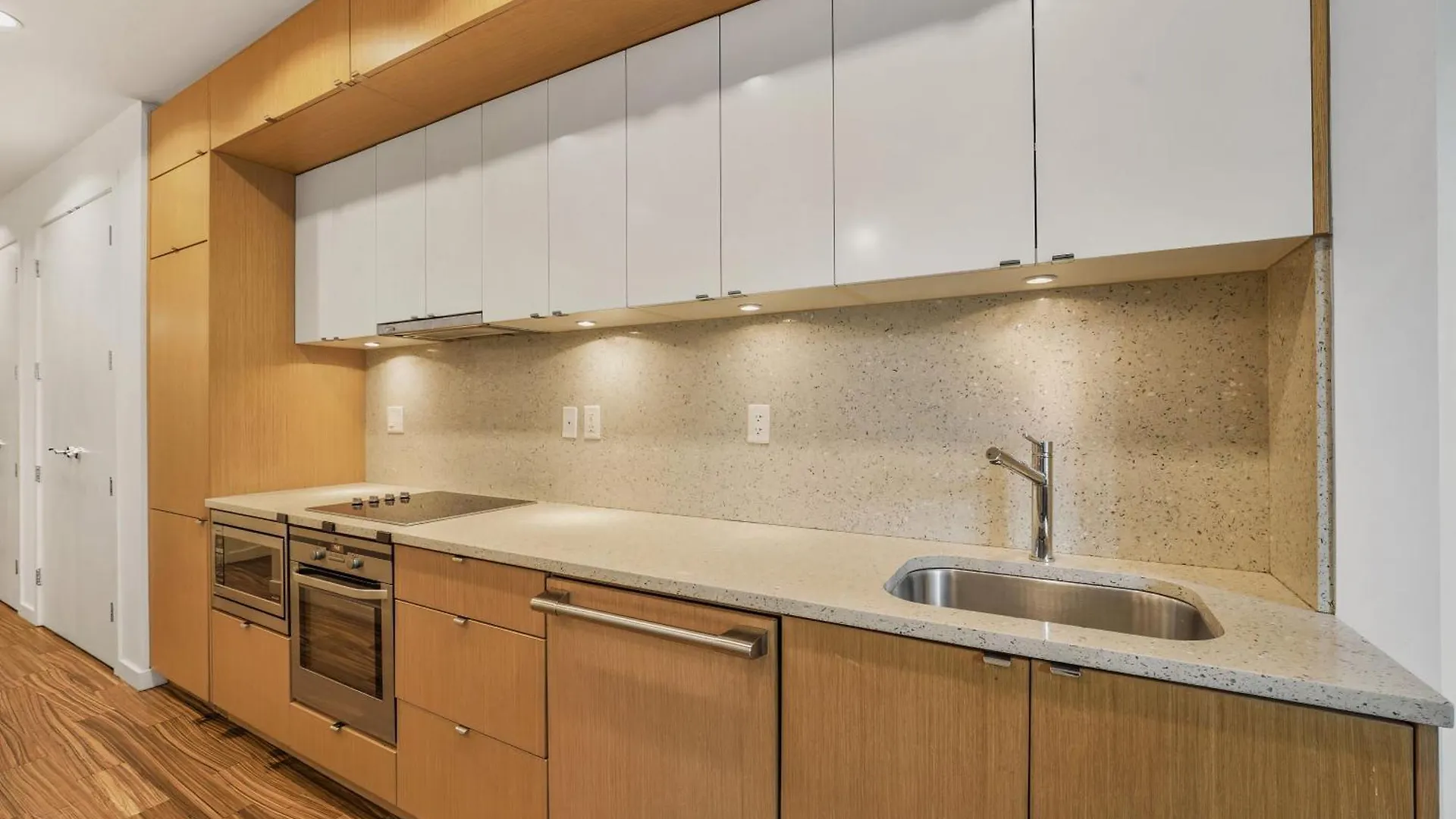 New Listing! Stellar 2 Bedroom Duplex In The Heart Of Downtown With Fireplace Vancouver Apartamento