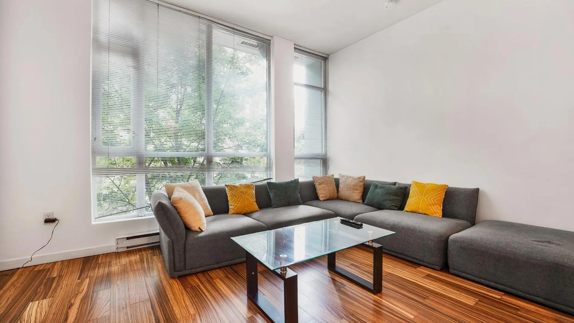 Apartamento New Listing! Stellar 2 Bedroom Duplex In The Heart Of Downtown With Fireplace Vancouver Canadá
