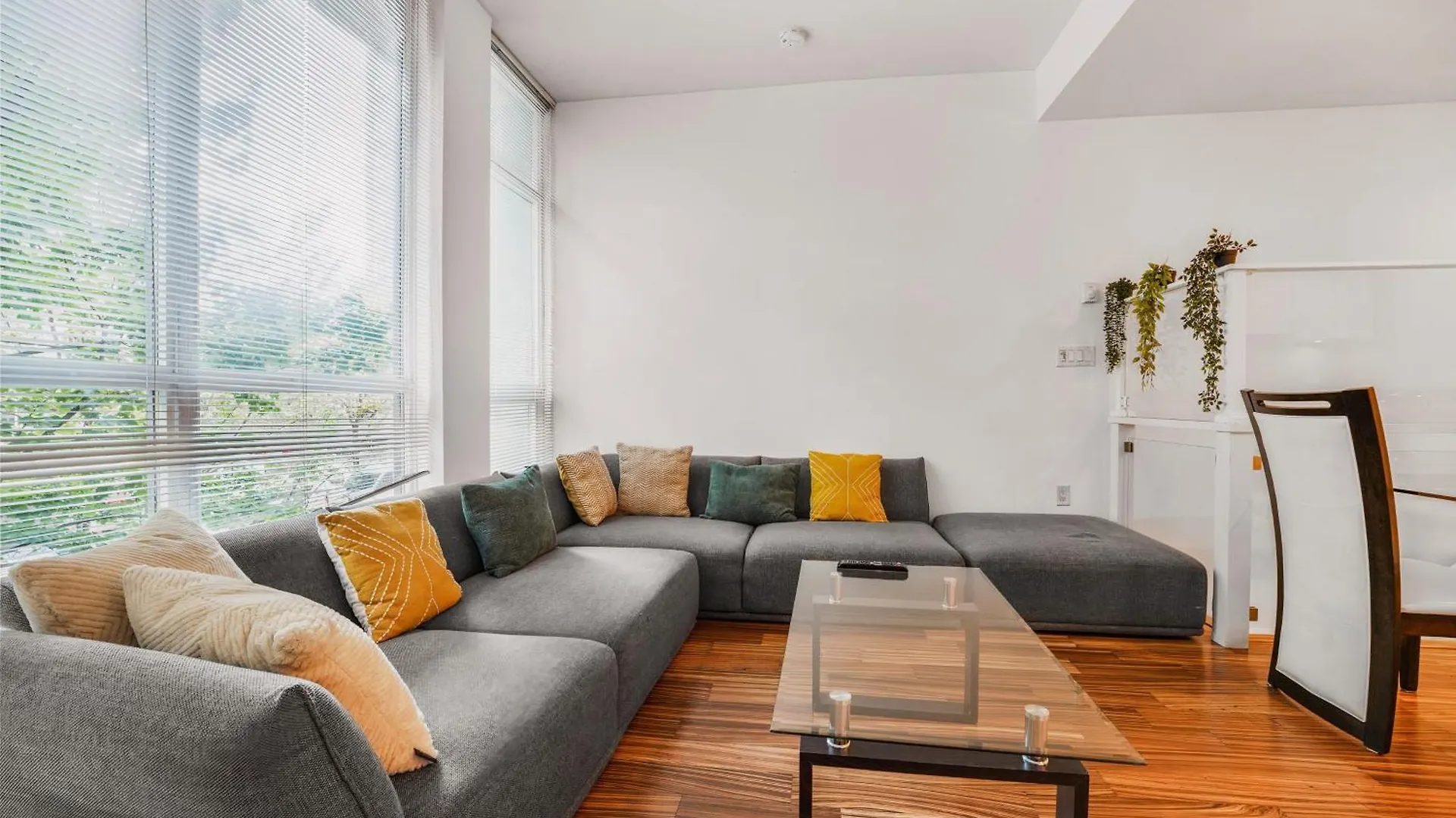 New Listing! Stellar 2 Bedroom Duplex In The Heart Of Downtown With Fireplace Vancouver 0*,  Canadá