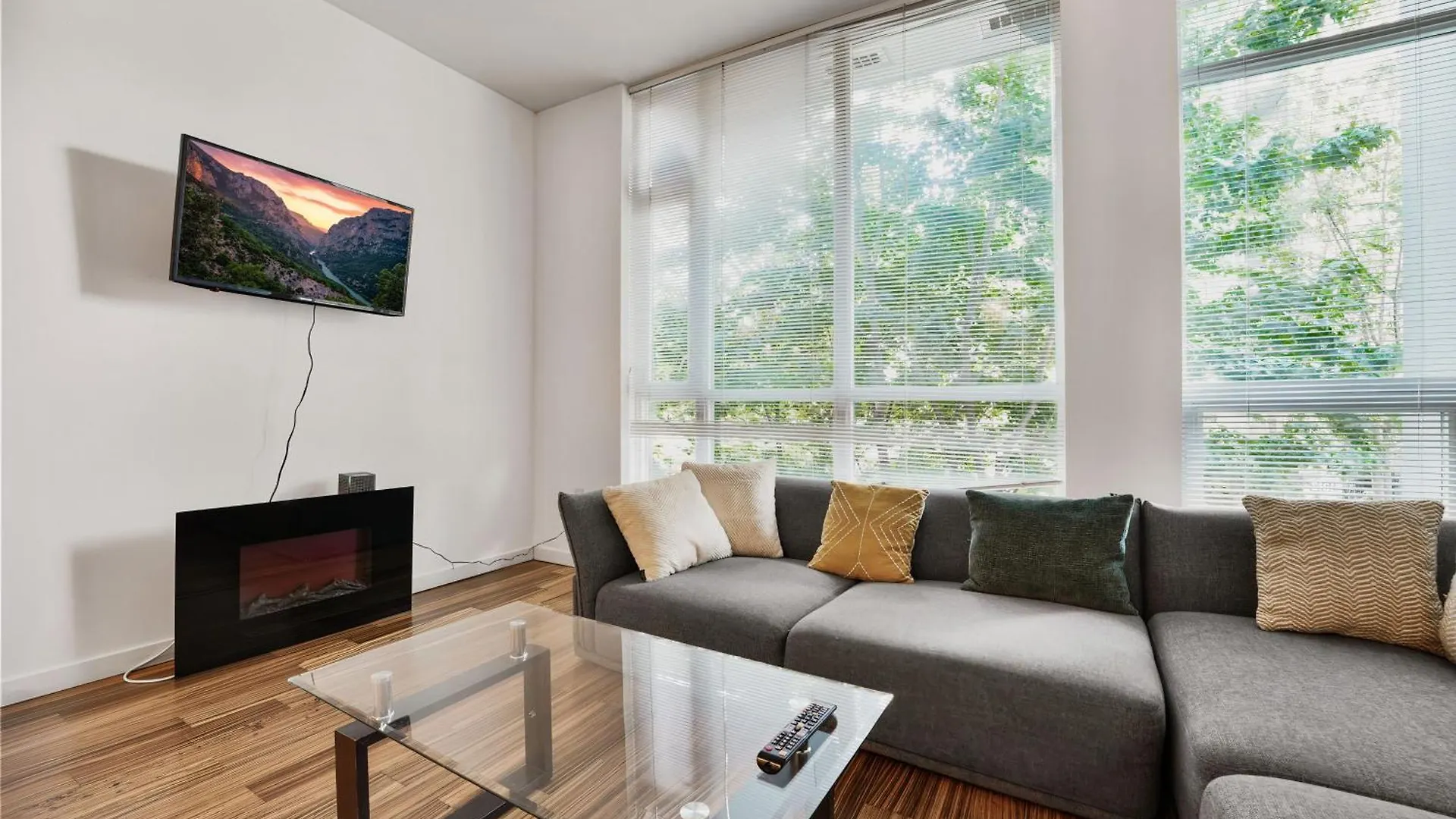 New Listing! Stellar 2 Bedroom Duplex In The Heart Of Downtown With Fireplace Vancouver 0*,